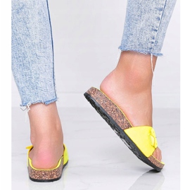 Zapatillas amarillas en la suela de corcho. amarillo 1