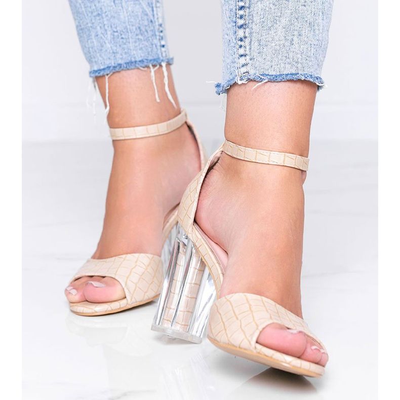 Zapatos de salón beige en un poste con un tacón transparente No Fear 1 Zapatos de salón beige en un poste con un tacón transparente No Fear 1