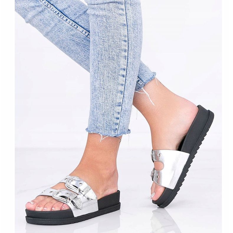 Pantuflas plateadas con hebillas decorativas Go Crazy plata 1