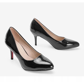 Zapatos negros con suela roja 2