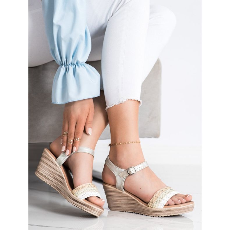 Sea Elves Sandalias de cuña casual beige blanco plata 1