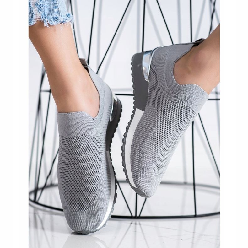 Renda Zapatillas grises caladas 2