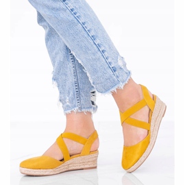 Alpargatas mostaza en la cuña Monic amarillo 2