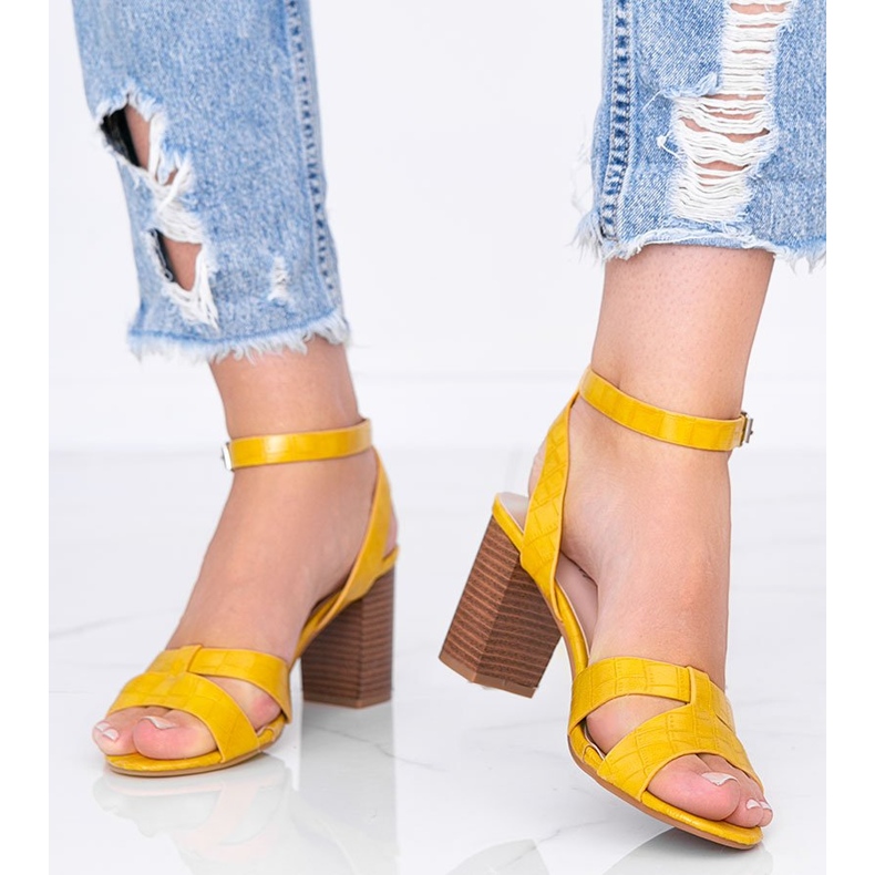 Sandalias mostaza en el poste de Phoebo amarillo 1 Sandalias mostaza en el poste de Phoebo amarillo 1
