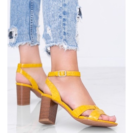 Sandalias mostaza en el poste de Phoebo amarillo 2