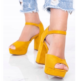 Sandalias mostaza en la plataforma Swing amarillo 1