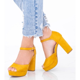 Sandalias mostaza en la plataforma Swing amarillo 2