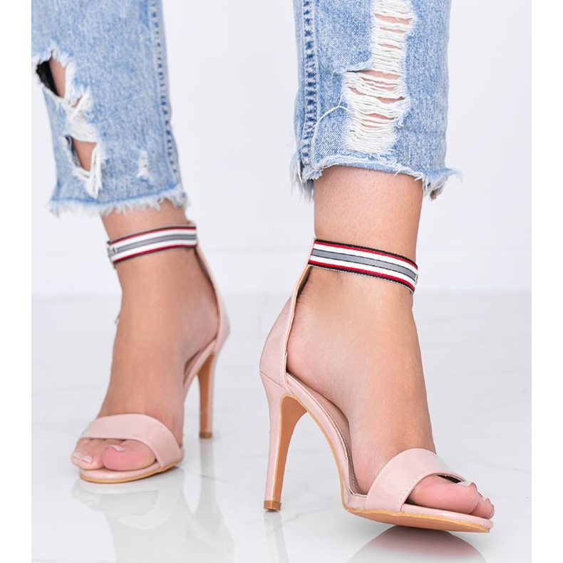 Sandalias beige con tacón de aguja de Michel 1