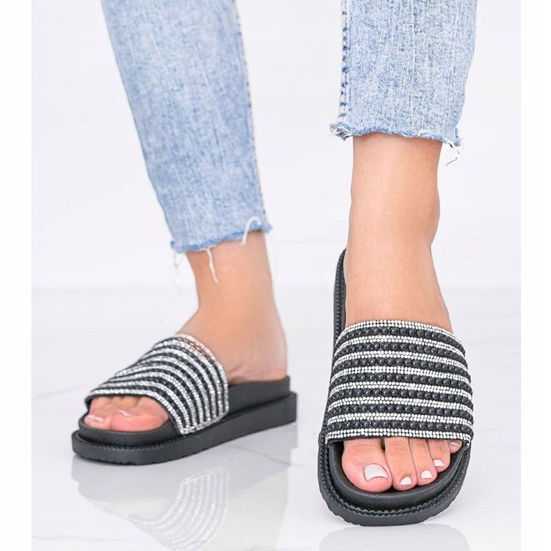 Zapatillas negras ricamente decoradas por Trisha negro 1