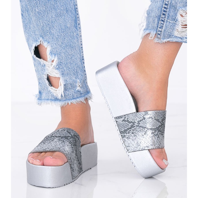 Zapatillas grises sobre suela gruesa con estampado de piel de serpiente Crysta 1