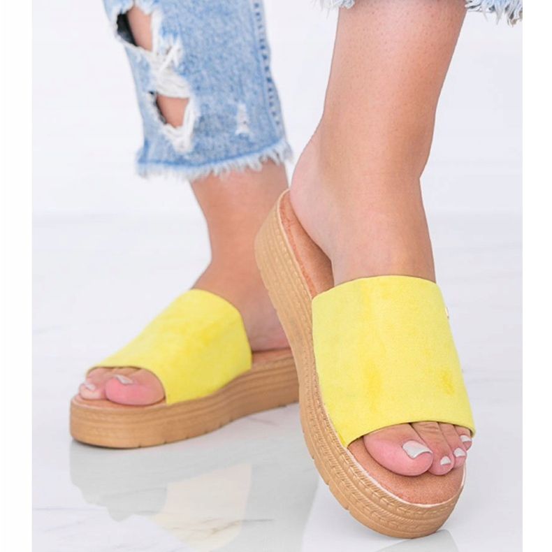 Zapatillas amarillas en el Dr. Martín amarillo 1