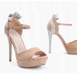 Sandalias beige con pin Mistery 1