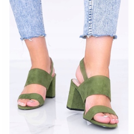 Sandalias verdes en el poste de Lil Sweetie 1
