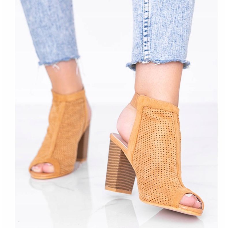 Sandalias camel caladas en el poste Veronika marrón 1 Sandalias camel caladas en el poste Veronika marrón 1