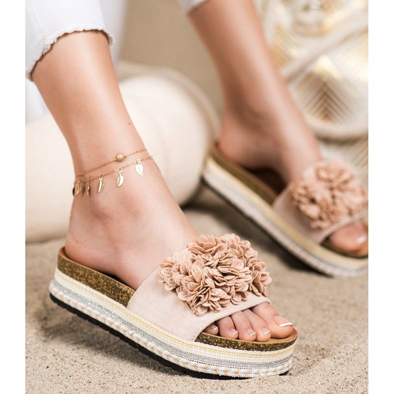 SHELOVET Zapatillas en la plataforma con adorno beige 1