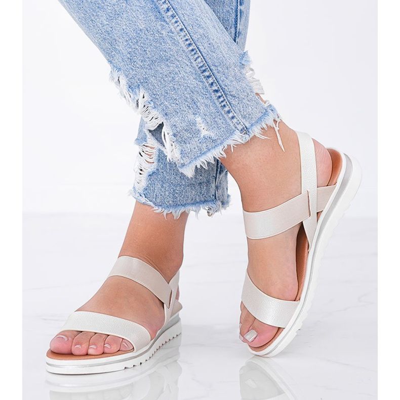 Sandalias beige sobre suela cro gruesa 1