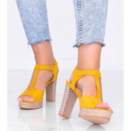 Sandalias mostaza en el poste de Fily amarillo 1