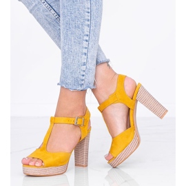 Sandalias mostaza en el poste de Fily amarillo 2