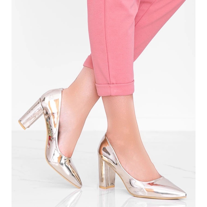 Bombas de oro en el poste de CowGirl dorado 1