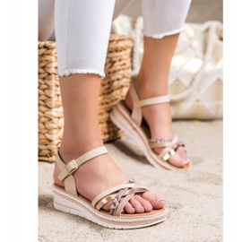 Groto Gogo Sandalias de moda en una cuña baja. beige rosado 1