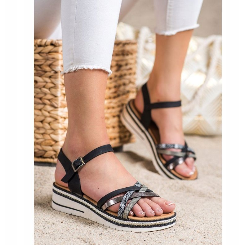 Groto Gogo Sandalias de moda en una cuña baja. negro gris 1 Groto Gogo Sandalias de moda en una cuña baja. negro gris 1