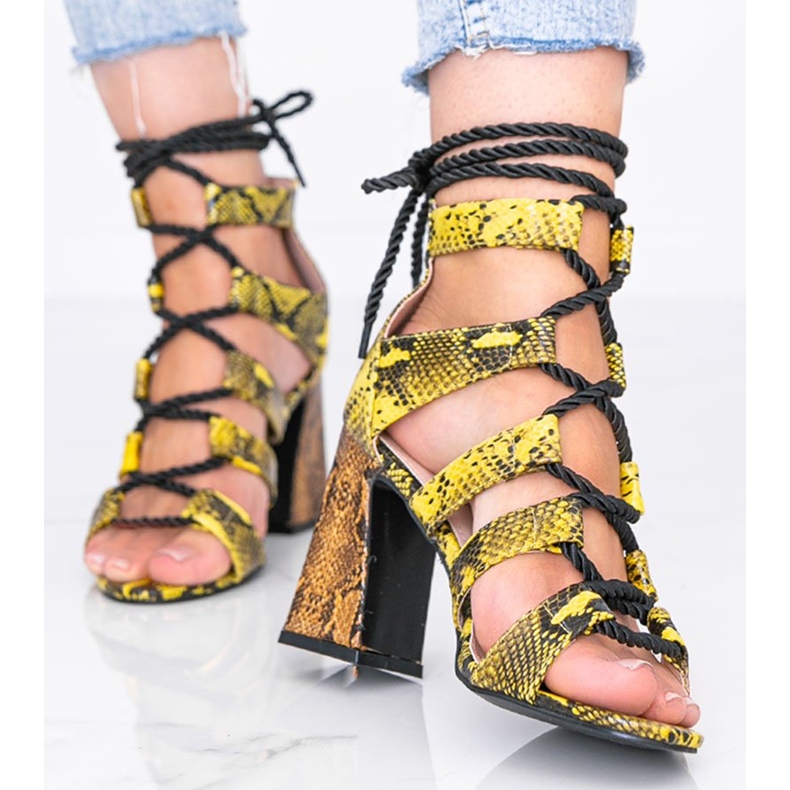 Sandalias amarillas con estampado de piel de serpiente Merry negro amarillo 1 Sandalias amarillas con estampado de piel de serpiente Merry negro amarillo 1
