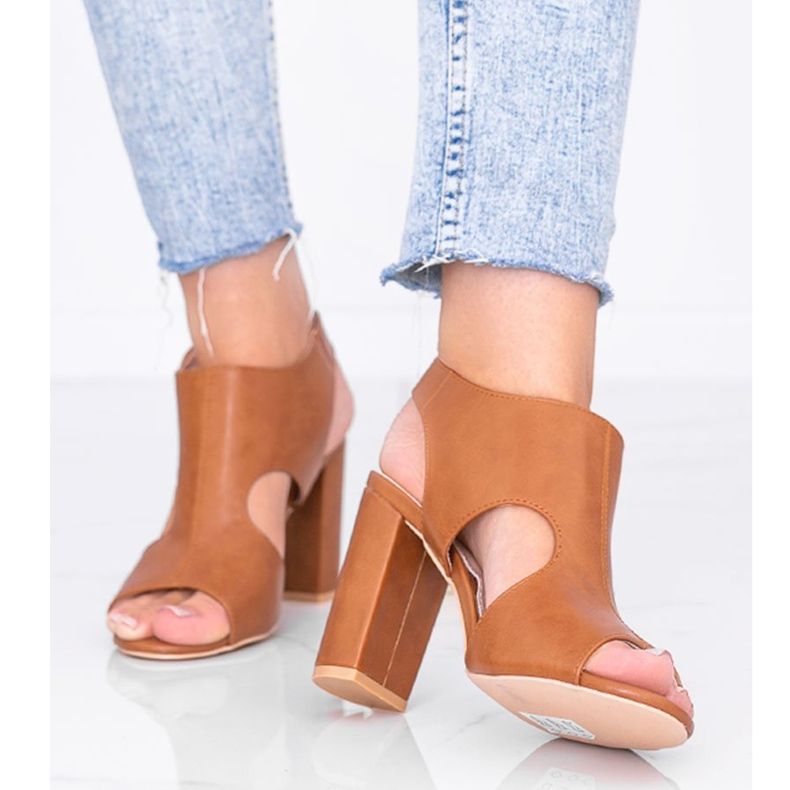 Sandalias marrones en el poste de Gally marrón 1