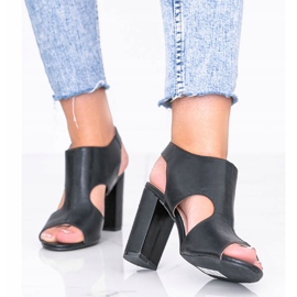 Sandalias negras en el poste de Gally negro 1