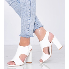 Sandalias blancas en el poste de Gally blanco 1 Sandalias blancas en el poste de Gally blanco 1