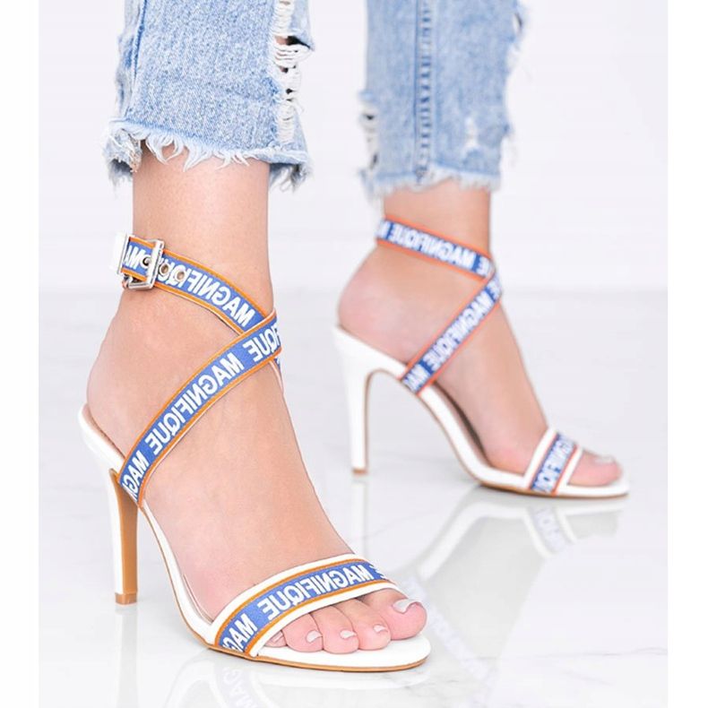 Sandalias Venusi de tacón de aguja en blanco 1