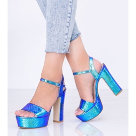 Sandalias holográficas azules en un poste de Diane 1