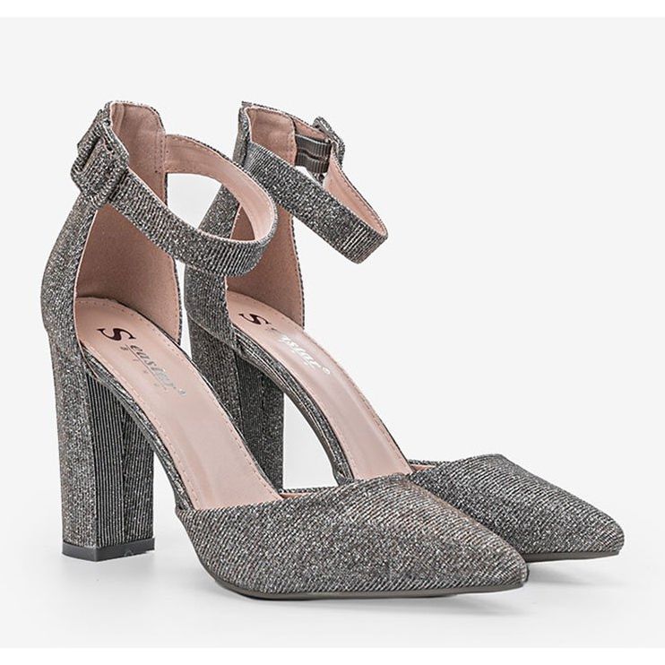 Bombas grises brillantes en el poste de Mila 1