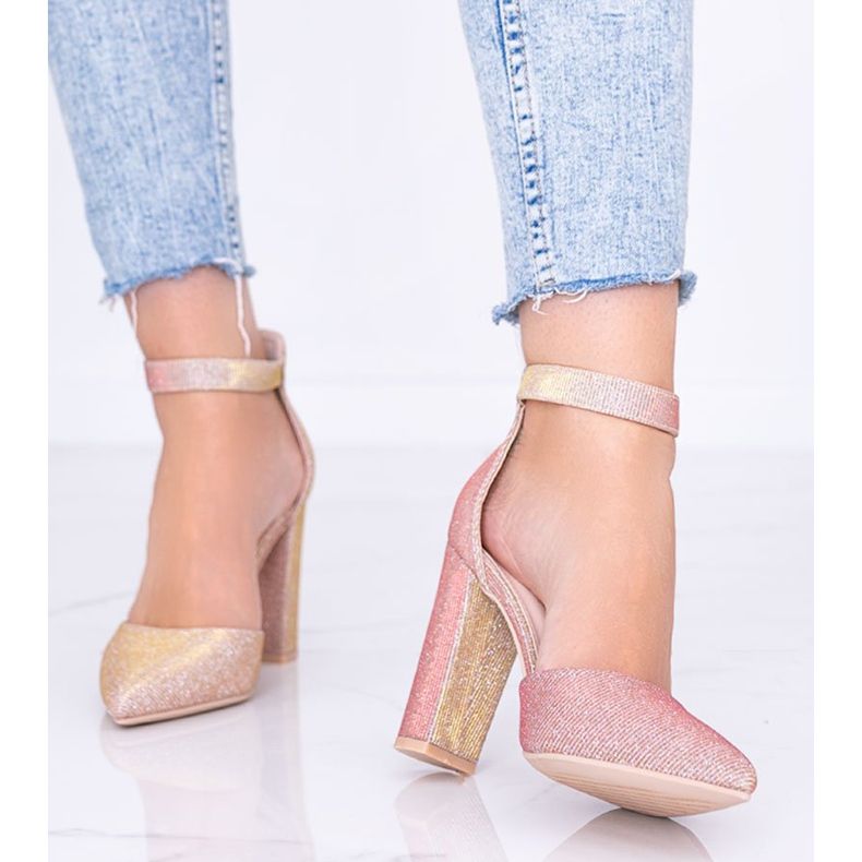 Bombas de color rosa brillante en la publicación de Mila rosado dorado 1