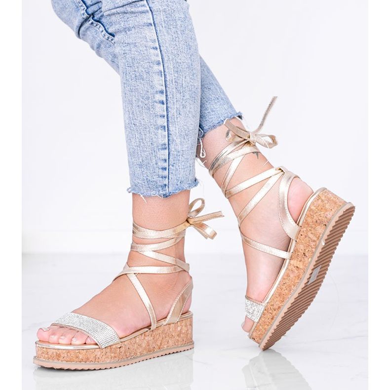 Sandalias doradas atadas con circonitas Ves dorado 1 Sandalias doradas atadas con circonitas Ves dorado 1