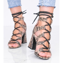 Adorno de piel de serpiente Merry en sandalias beige 1