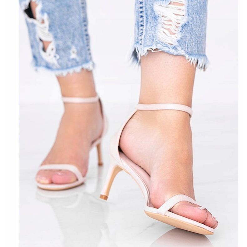 Sandalias beige de tacón bajo de New Love 1