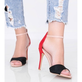 Sandalias negras y rojas en un tacón brillante negro 1