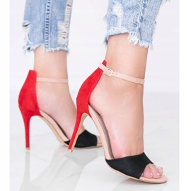 Sandalias negras y rojas en un tacón brillante negro 2