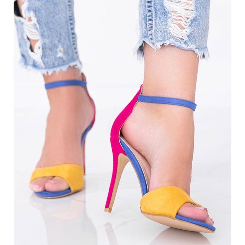 Sandalias rosas y amarillas en un tacón brillante 1