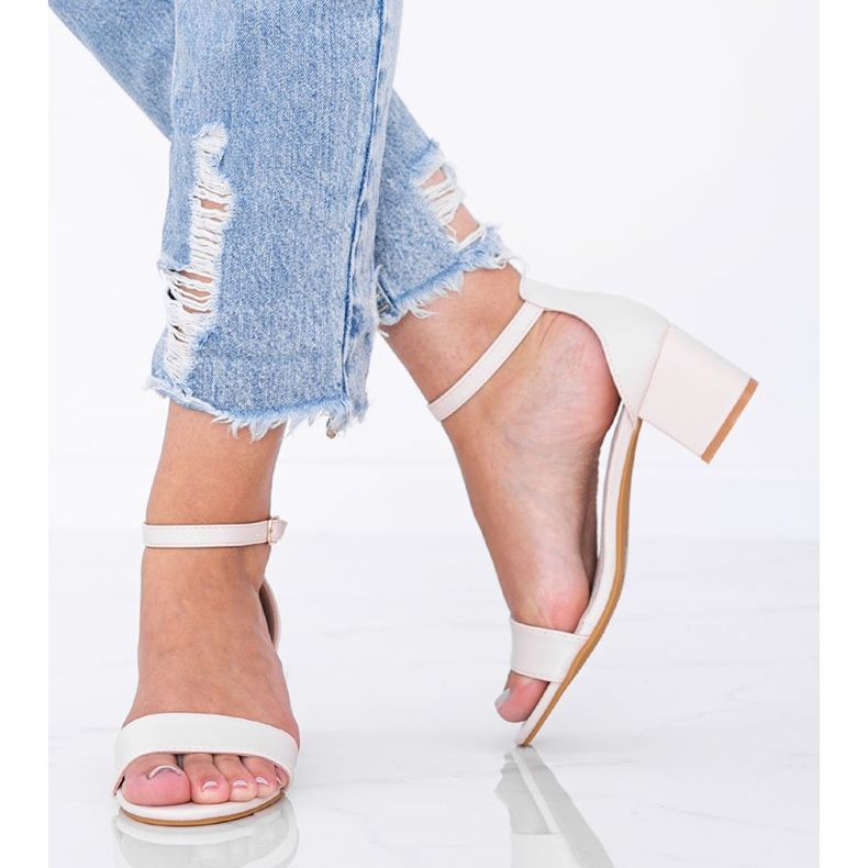 Sandalias beige en un poste bajo de Sever 1 Sandalias beige en un poste bajo de Sever 1