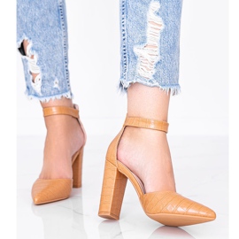 Zapatos de tacón camel en el poste con patrón de piel de cocodrilo Glamour marrón 1