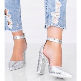 Zapatos de tacón plateados en el poste con el patrón de piel de cocodrilo Glamour plata 2 Zapatos de tacón plateados en el poste con el patrón de piel de cocodrilo Glamour plata 2