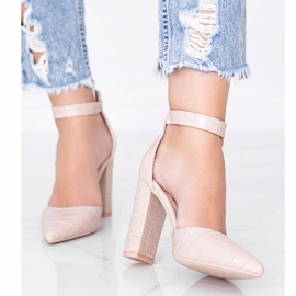 Zapatos de tacón beige en el poste con el patrón de piel de cocodrilo Glamour 1