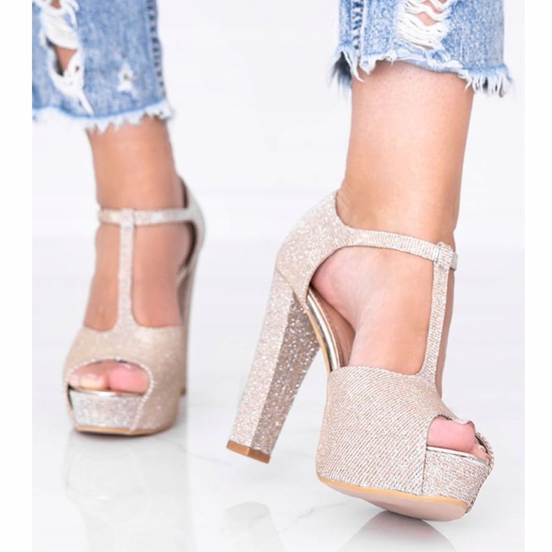 Bombas de oro brillante en el poste de Elissa dorado 1