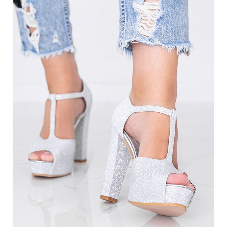 Bombas plateadas brillantes en el poste de Elissa plata 1