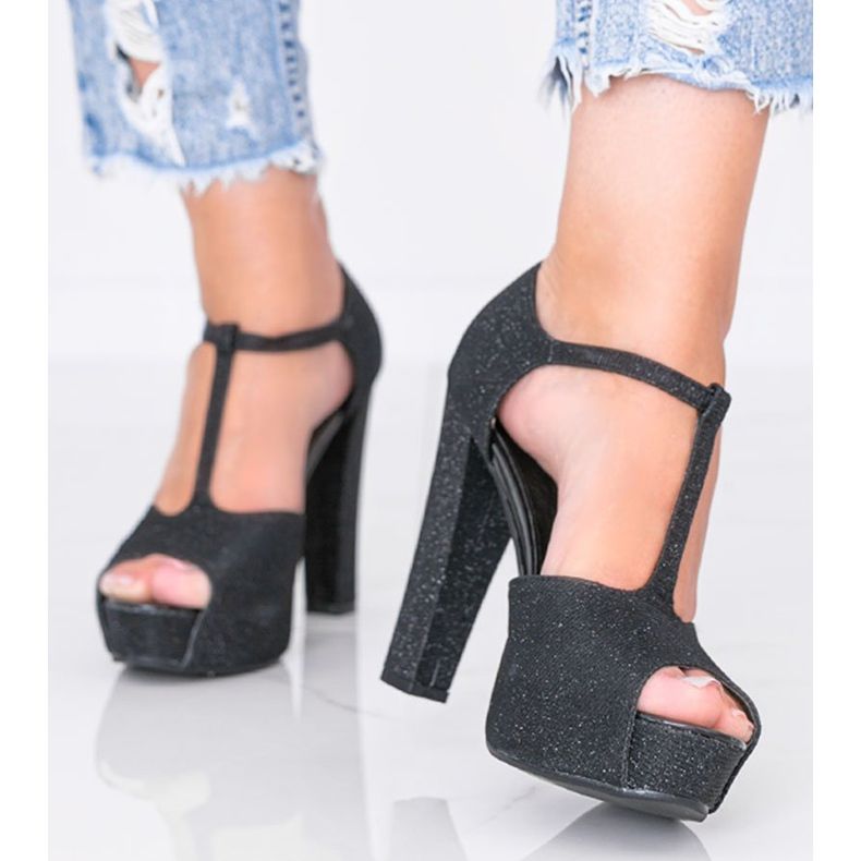 Bombas negras brillantes en el poste de Elissa negro 1