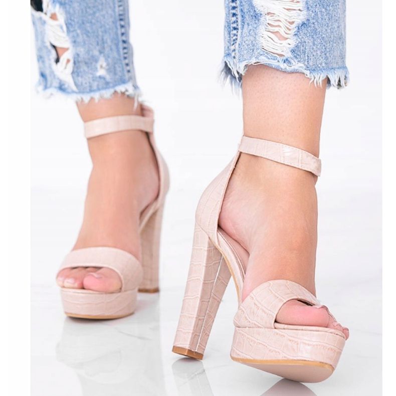 Sandalias beige en un poste con motivo de piel de cocodrilo de Ávila 1 Sandalias beige en un poste con motivo de piel de cocodrilo de Ávila 1