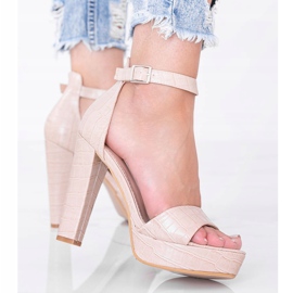 Sandalias beige en un poste con motivo de piel de cocodrilo de Ávila 2