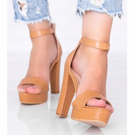 Sandalias camel en poste con motivo de piel de cocodrilo de Ávila marrón 1