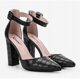 Zapatos de tacón negros en el poste con el patrón de piel de cocodrilo Glamour 1